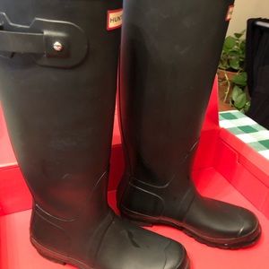 Black Matte Hunter Boots - size 9